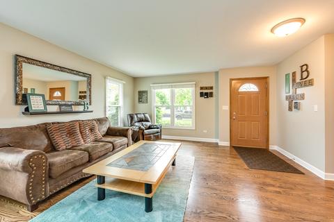1421 Knotty Pine Dr, Elgin, IL 60123 photo 3