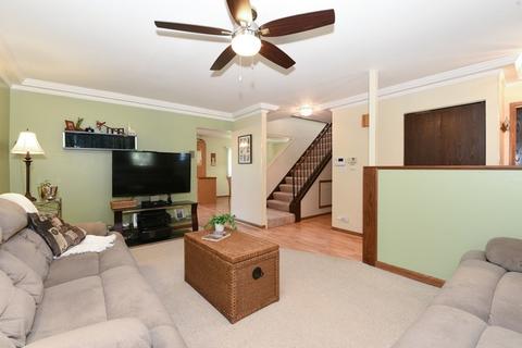 584 Horace Dr, Elgin, IL 60120 photo 2