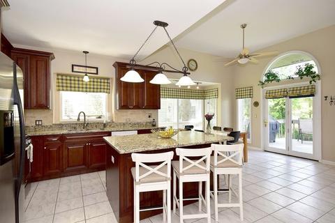 111 Wilcox Dr, Bartlett, IL 60103 photo 4