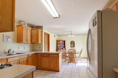 220 Crystal Ln, Steger, IL 60475 photo 4