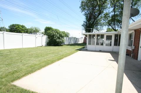 416 E Bevan Dr, Joliet, IL 60435 photo 4
