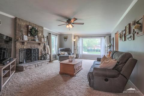 600 Meyer Ct, Aurora, IL 60506 photo 3