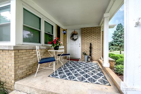 600 Meyer Ct, Aurora, IL 60506 photo 2