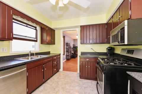 335 Princeton Ave, Elgin, IL 60123 photo 4
