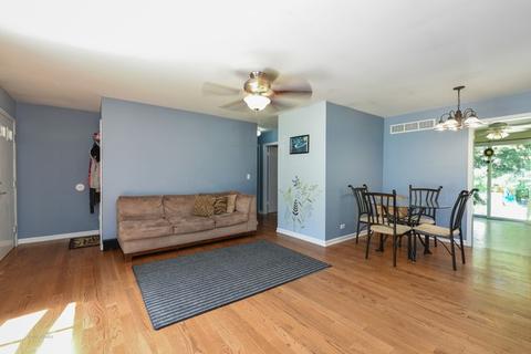 335 Princeton Ave, Elgin, IL 60123 photo 3
