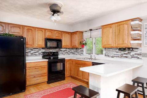 209 E 10th St, Pecatonica, IL 61063 photo 4