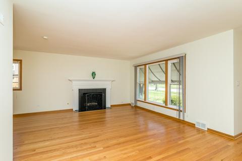 114 N Wolf Rd, Des Plaines, IL 60016 photo 7