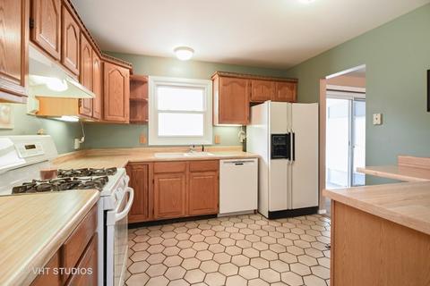 210 Canterbury Dr, Mchenry, IL 60050 photo 4