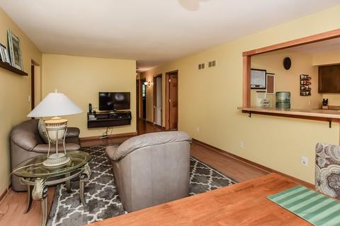 1009 Edgewood Dr, Mchenry, IL 60051 photo 4