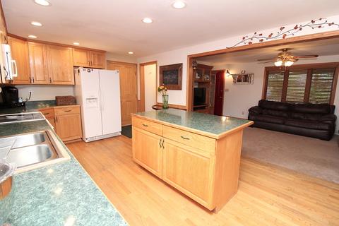 419 Maplewood Dr, Lakemoor, IL 60051 photo 9