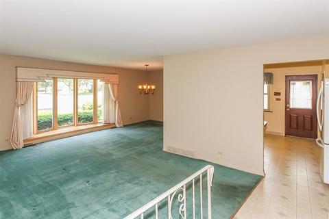 277 Denver Dr, Des Plaines, IL 60018 photo 2