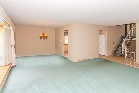 277 Denver Dr, Des Plaines, IL 60018 photo 3