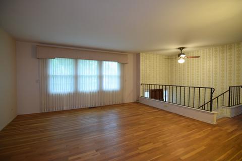 1127 Hermitage Cir, Hoffman Estates, IL 60169 photo 4