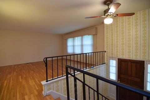 1127 Hermitage Cir, Hoffman Estates, IL 60169 photo 2