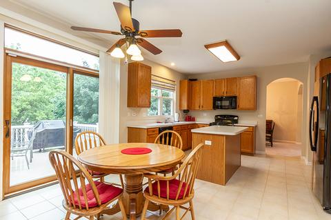 796 Red Barn Ln, Elgin, IL 60124 photo 11