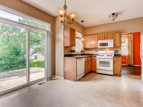 590 Donna Ave, Aurora, IL 60505 photo 3