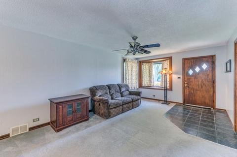 10 N Maple Ct, Addison, IL 60101 photo 5