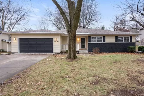 3816 Woodland Ct, Davenport, IA 52807