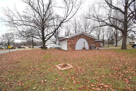 Exterior - 69 Cherry Dr, Mount Vernon, IL 62864 photo 2 of 6