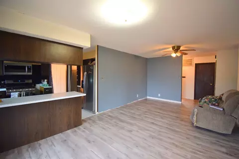Living - 69 Cherry Dr, Mount Vernon, IL 62864 photo 2 of 4