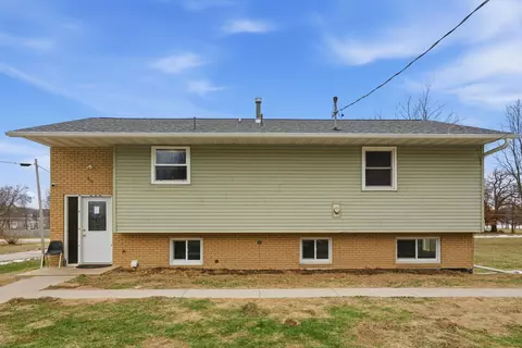 610 4th St S, Cordova, IL 61242