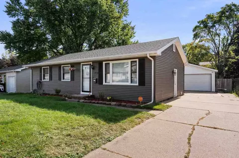1209 Meadow Lane Dr, Bettendorf, IA 52722