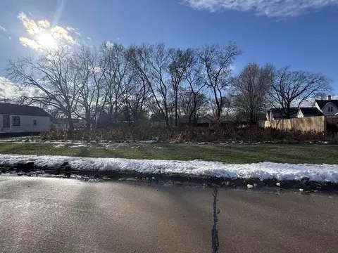 422 8th St, Rockisland, IL 61201