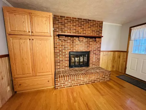 Living - 191 W Davis St, Equality, IL 62934 photo 2 of 4