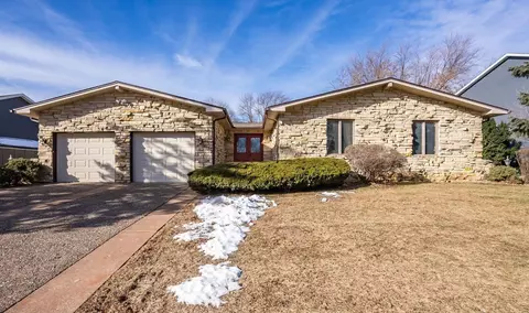 1818 Westminster Cir, Davenport, IA 52807
