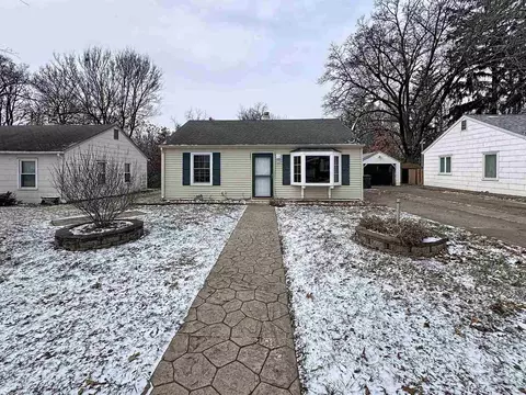 1213 29th Ave Ct, Moline, IL 61265