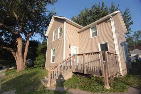 818 Charlotte St, Davenport, IA 52803