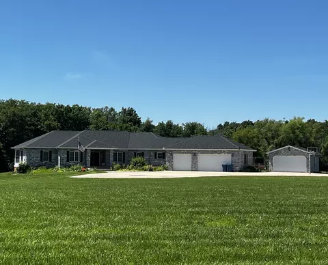 5942 E Houston Rd, Woodlawn, IL 62898