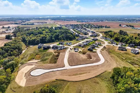 7163 Spring Creek Dr, Bettendorf, IA 52722