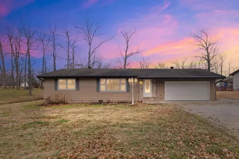 105 Hickory Grove Rd, Salem, IL 62881