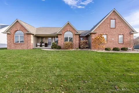 18 Nicholas Ct, Eldridge, IA 52748