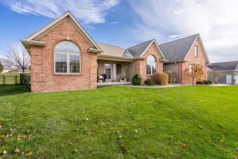 18 Nicholas Ct, Eldridge, IA 52748 photo 2