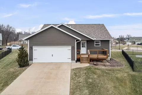 1559 Olde Brandy Ln, Davenport, IA 52807