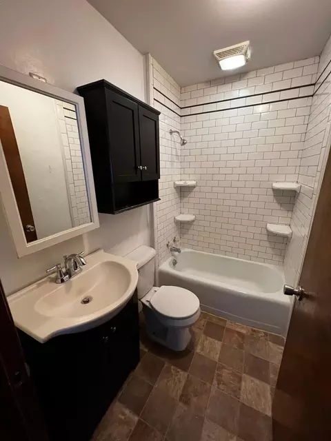 Bath - 2602 6th Ave, Moline, IL 61265 photo 2 of 4