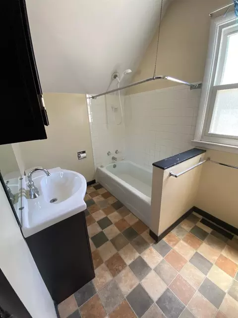 Bath - 2602 6th Ave, Moline, IL 61265 photo 3 of 4
