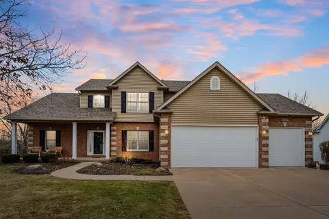 5521 N Ridge Cir, Bettendorf, IA 52722