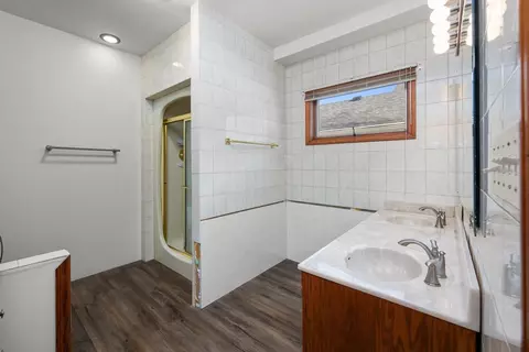 Bath - 5108 6th Ave, Moline, IL 61265 photo 2 of 4