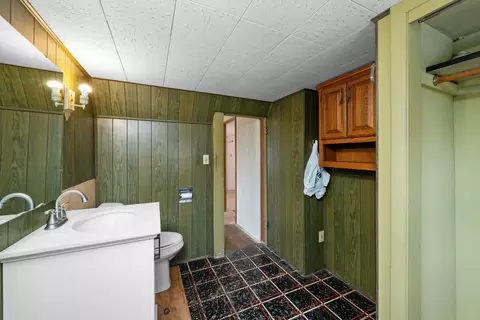 Bath - 5108 6th Ave, Moline, IL 61265 photo 4 of 4