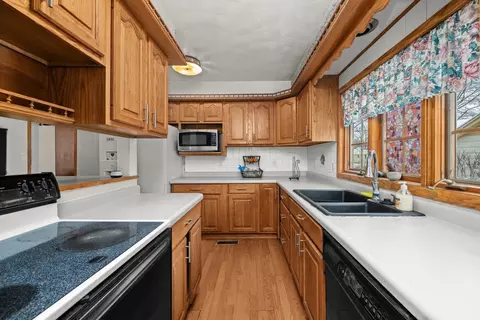 Kitchen - 2701 47th St, Moline, IL 61265 photo 2 of 3