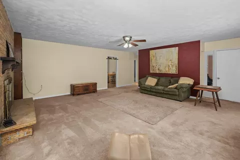 Living - 2701 47th St, Moline, IL 61265 photo 3 of 4