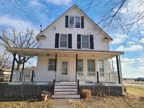 423 S Grove St, Walcott, IA 52773