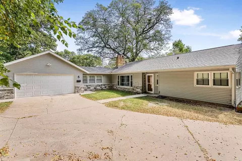 5 Riverview Park Dr, Bettendorf, IA 52722