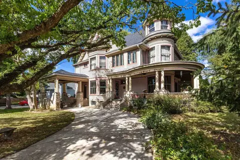 1102 College Ave, Davenport, IA 52803