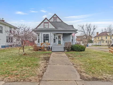 517 12th St, Dewitt, IA 52742