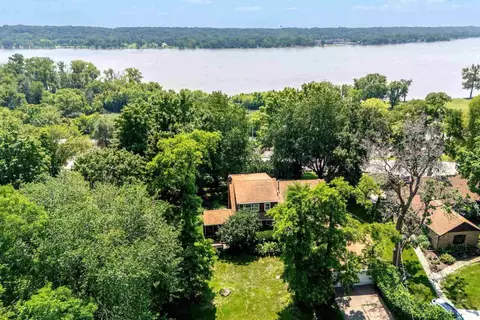 25111 Valley Dr, Bettendorf, IA 52722