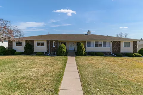 4704 9th St #2, East Moline, IL 61244